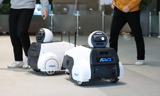 개청을 앞둔 세종시 정부세종청사 중앙동에서 2웚 14일 오후 관계자들이 야간방범순찰로봇 '아르보'를 시범 운영하고 있다. <연합뉴스>